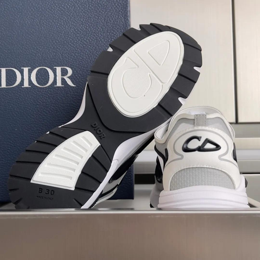 [DIOR] P: 560💰 Men's 39-44 (customized at 45.46) Dior Dior B30 series Countdown technology sneakers casual dad shoes This B30 Countdown technology sneaker is a new product in the 2026 spring men's wear series. The sports silhouette combines high-end logos and technological performance, making it unique. Lightweight and comfortable, it's inspired by modern running and crafted from materials like white and gray N30 nylon, a breathable technical fabric with multiple layers of translucence. Decorated with navy blue injection molded rubber panels and a graphic reinterpretation of the CD30 logo to enhance the style. Rubber Dior B30 and CD30 logos on the tongue and backside. The textured-effect sole is made from elastic rubber and foam and features classic details for ideal comfort. Can be matched with sportswear and casual outfits to create a sophisticated look. Exquisite packaging at the delivery counter 🛍📦 ▪️Fabric: original customized technical fabric + mesh ▪️Inner lining: customized breathable lining ▪️Outsole: original molded IP foam + TPU outsole ▪️Insole thickness: 3.5CM